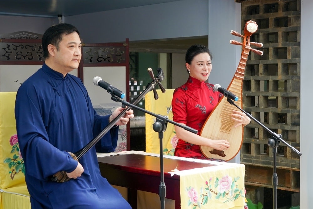 評(píng)彈藝人在蘇州平江路上的一家評(píng)彈店內(nèi)進(jìn)行表演（2023年7月7日攝）。新華社記者 李博 攝