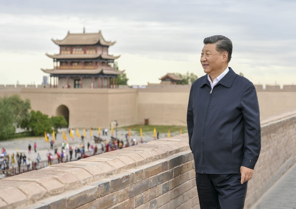 2019年8月20日上午，習(xí)近平來(lái)到嘉峪關(guān)關(guān)城，登上城樓察看關(guān)城整體面貌，聽取河西走廊長(zhǎng)城、關(guān)隘歷史文化情況介紹。新華社記者 謝環(huán)馳 攝