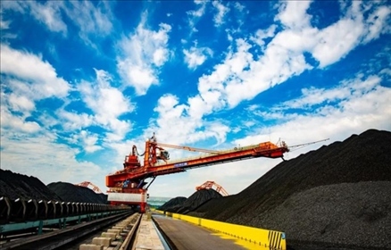 國(guó)家能源集團(tuán)黃驊港煤堆場(chǎng)堆料機(jī)正在作業(yè)。受訪者供圖