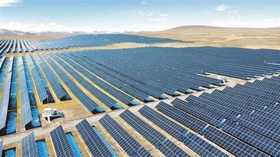 西藏華電色尼區(qū)12萬(wàn)千瓦光伏發(fā)電項(xiàng)目電力保供項(xiàng)目航拍。趙書彬攝