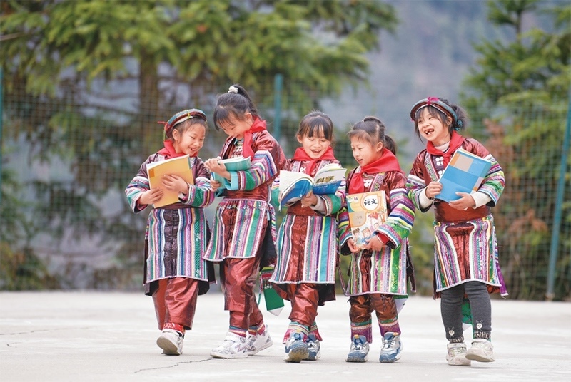 位于貴州省黔東南苗族侗族自治州從江縣大山深處的西山鎮(zhèn)中寨教學(xué)點(diǎn)，是一所全校均為瑤族學(xué)生的“微小學(xué)”。近年來(lái)，隨著教學(xué)條件逐漸改善，學(xué)校發(fā)生了翻天覆地的變化。圖為2023年2月16日，領(lǐng)到新書的瑤族學(xué)生在一起交流。 新華社記者 楊文斌/攝