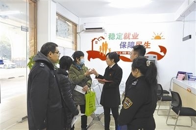  圖③：調(diào)解后，法官現(xiàn)場向當(dāng)事人做釋法析理工作。