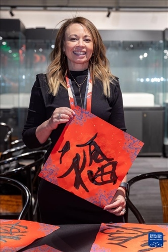 1月28日，在上海豫園舉行的民俗活動上，美國馬斯卡廷初中校長珍妮弗·李·弗里德利展示自己寫下的“?！弊帧?新華社記者 王翔 攝