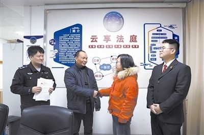  圖②：雙方當(dāng)事人達(dá)成調(diào)解協(xié)議，握手言和。