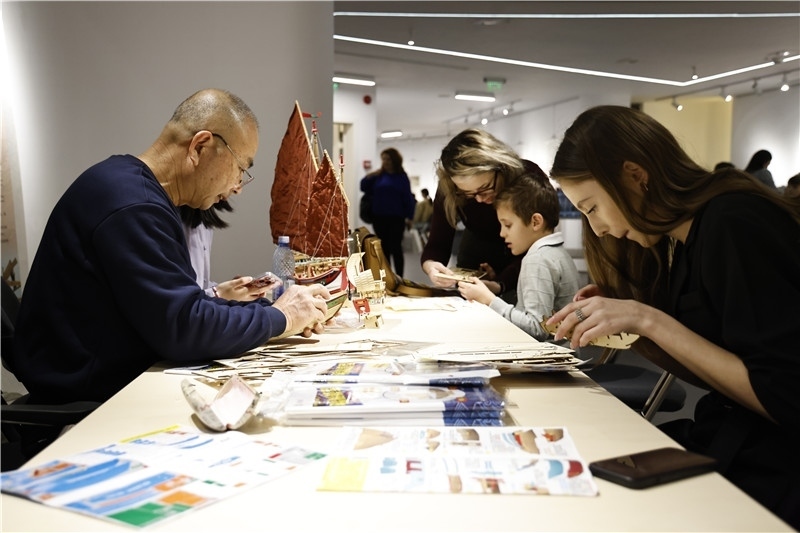 中國泉州非遺大師現(xiàn)場指導(dǎo)制作水密隔艙福船制造技藝。 布加勒斯特中國文化中心供圖