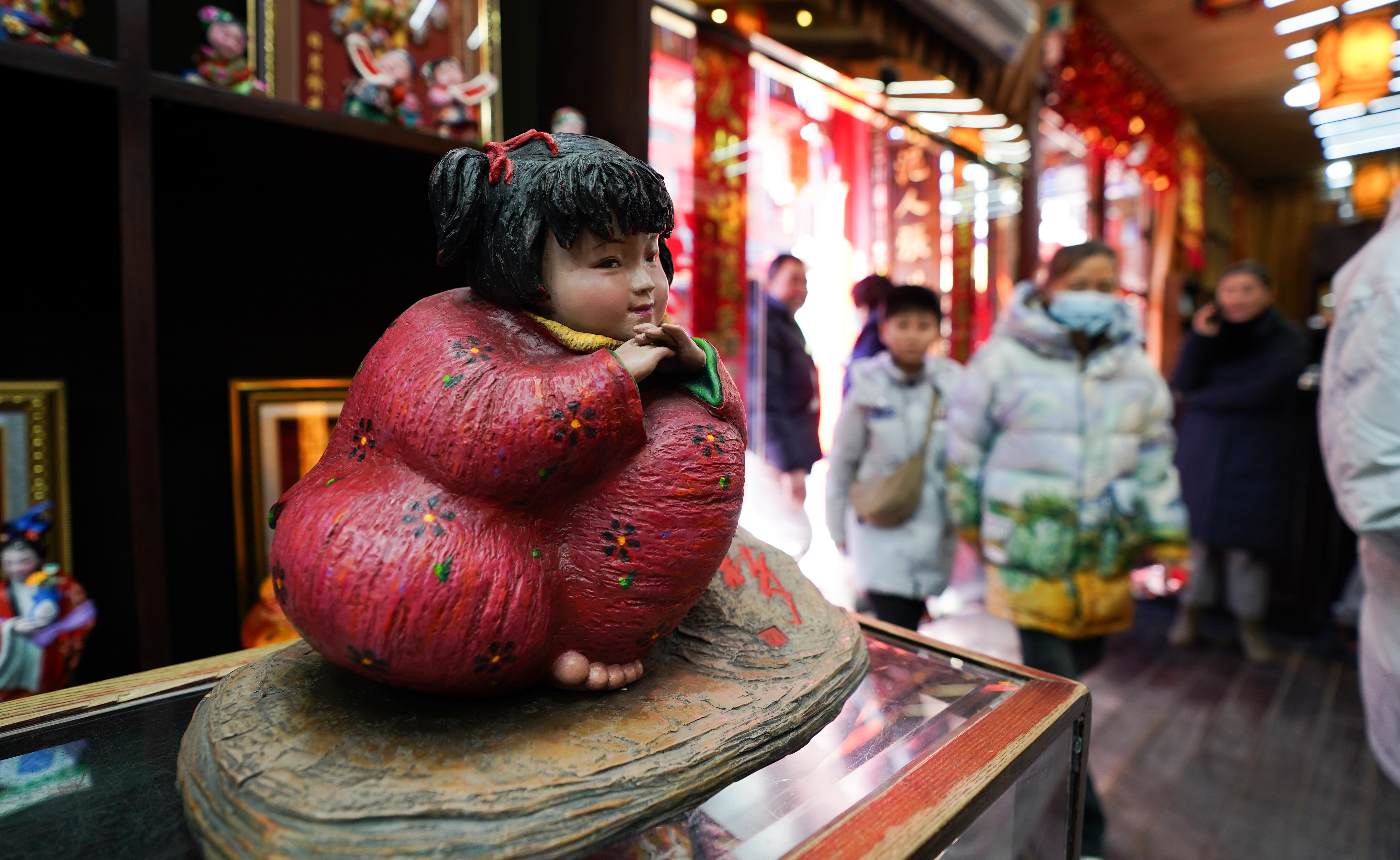 △泥人張彩塑是天津的傳統(tǒng)民間手工藝品，為天津市首批國家級非物質文化遺產。（總臺國廣記者李晉拍攝）
