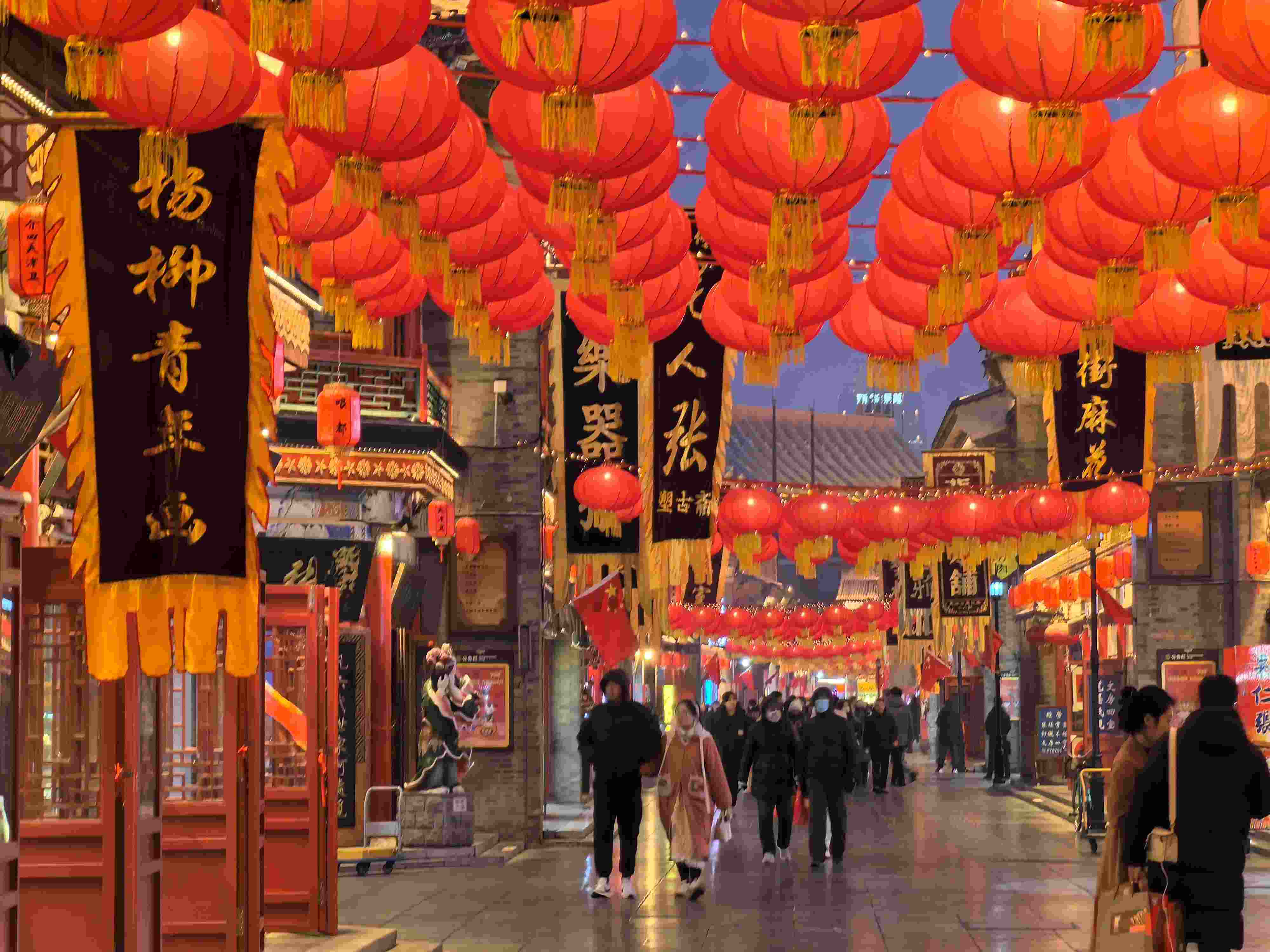 △春節(jié)臨近，古文化街上年味兒漸濃。（總臺央廣記者潘毅拍攝）