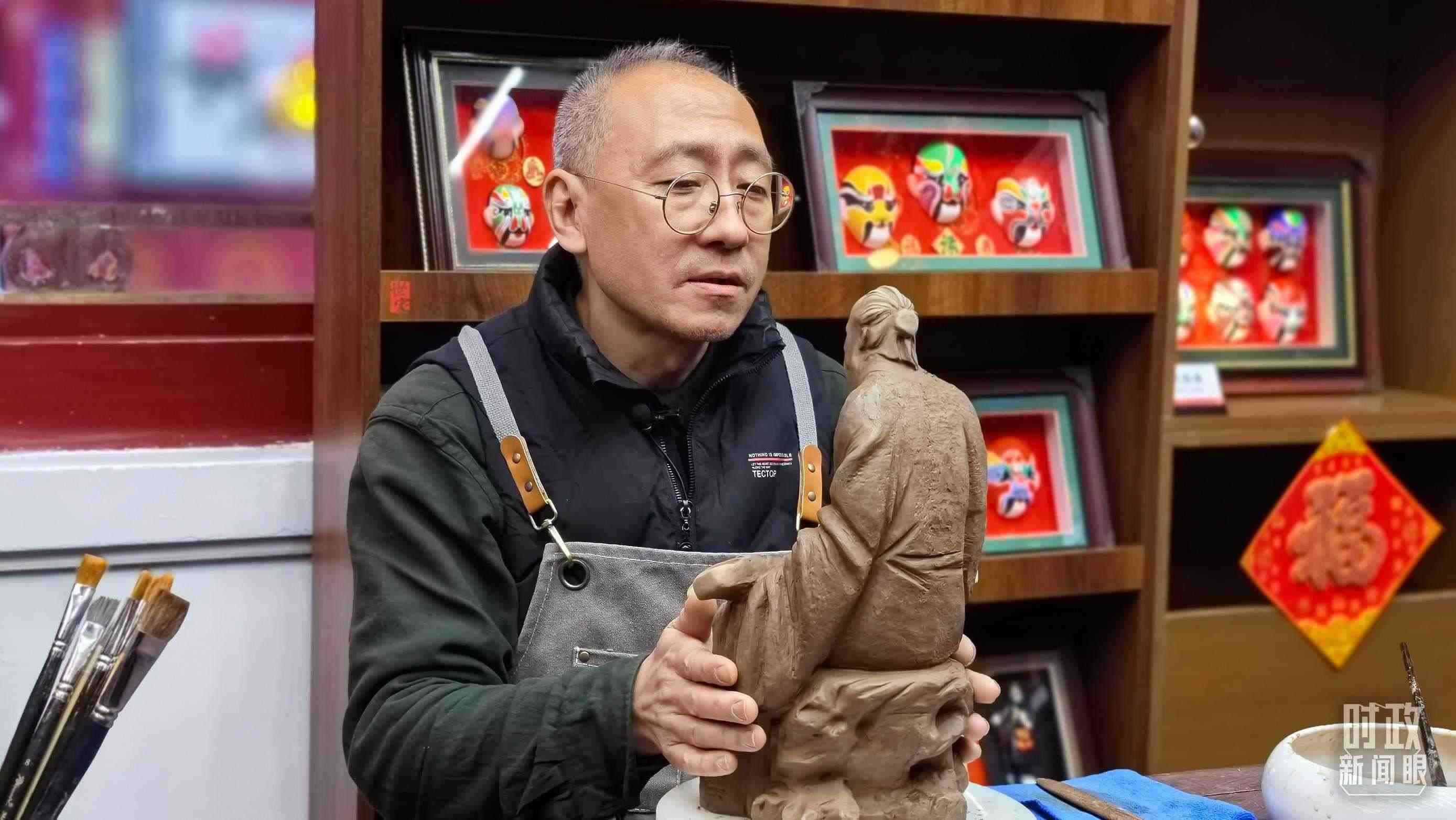 △“泥人張”的匠人正在雕塑。（總臺(tái)央視記者潘毅拍攝）