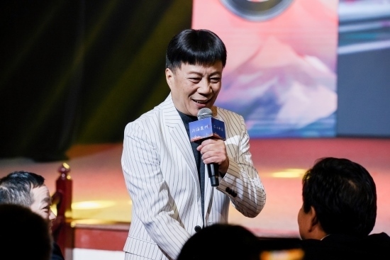 “何以中國(guó)·向海泉州”網(wǎng)絡(luò)主題活動(dòng)現(xiàn)場(chǎng)，陳百潭演出時(shí)與觀眾互動(dòng)。泉州廣播電視臺(tái)供圖