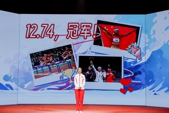 “何以中國·向海泉州”網(wǎng)絡(luò)主題活動(dòng)現(xiàn)場，林雨薇講述奪冠經(jīng)歷。泉州廣播電視臺(tái)供圖