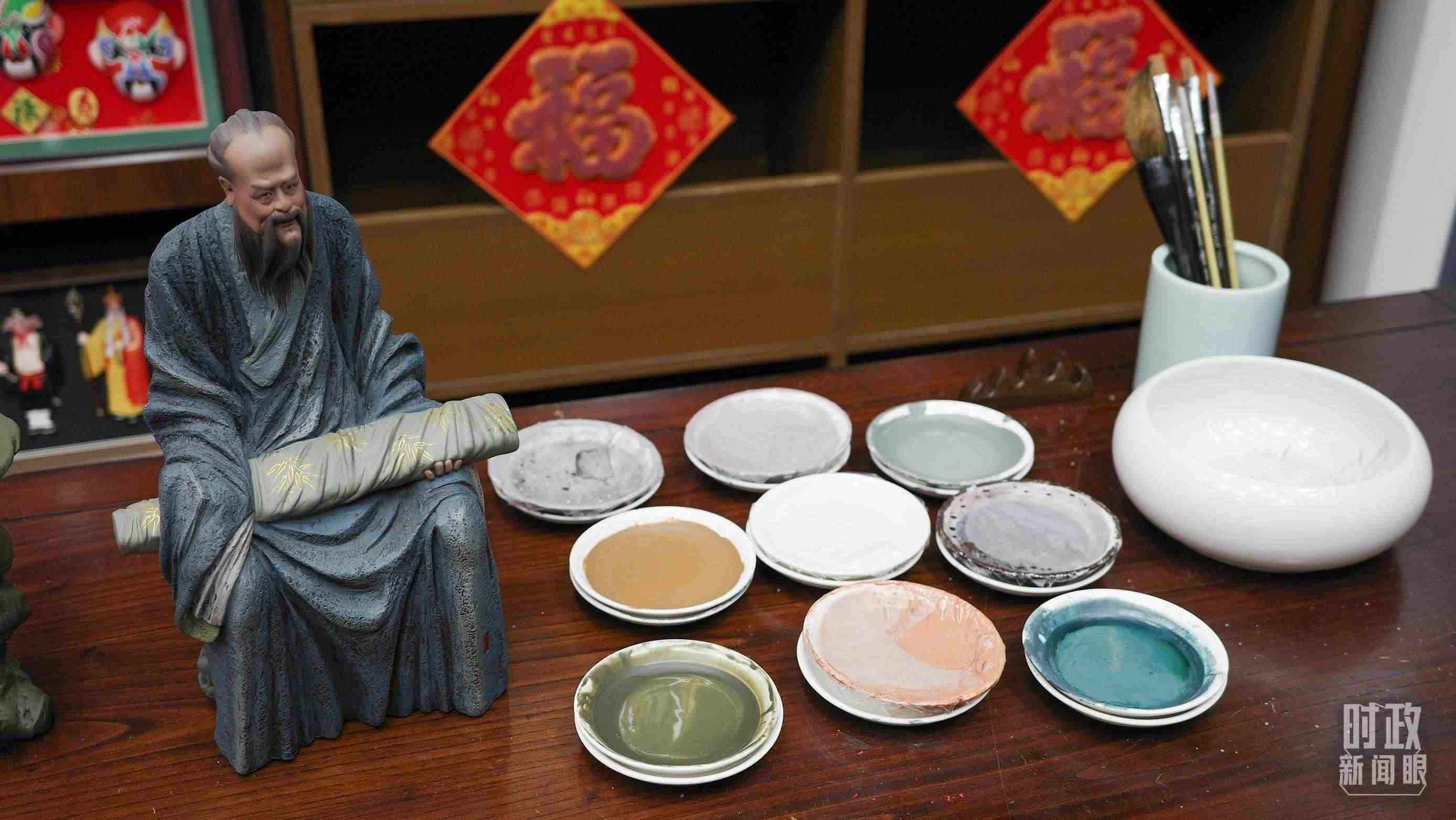 △天津古文化街，泥人張店鋪的上色顏料展示。（總臺央視記者覃思拍攝）