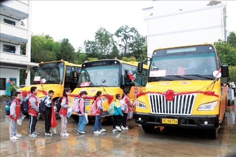 △2023年9月28日，湖北竹山縣校園直通車全域開通后，學(xué)生在有序排隊(duì)乘車。第二批主題教育開展后，竹山縣將實(shí)施農(nóng)村道路暢通工程作為為民辦實(shí)事的重要內(nèi)容。