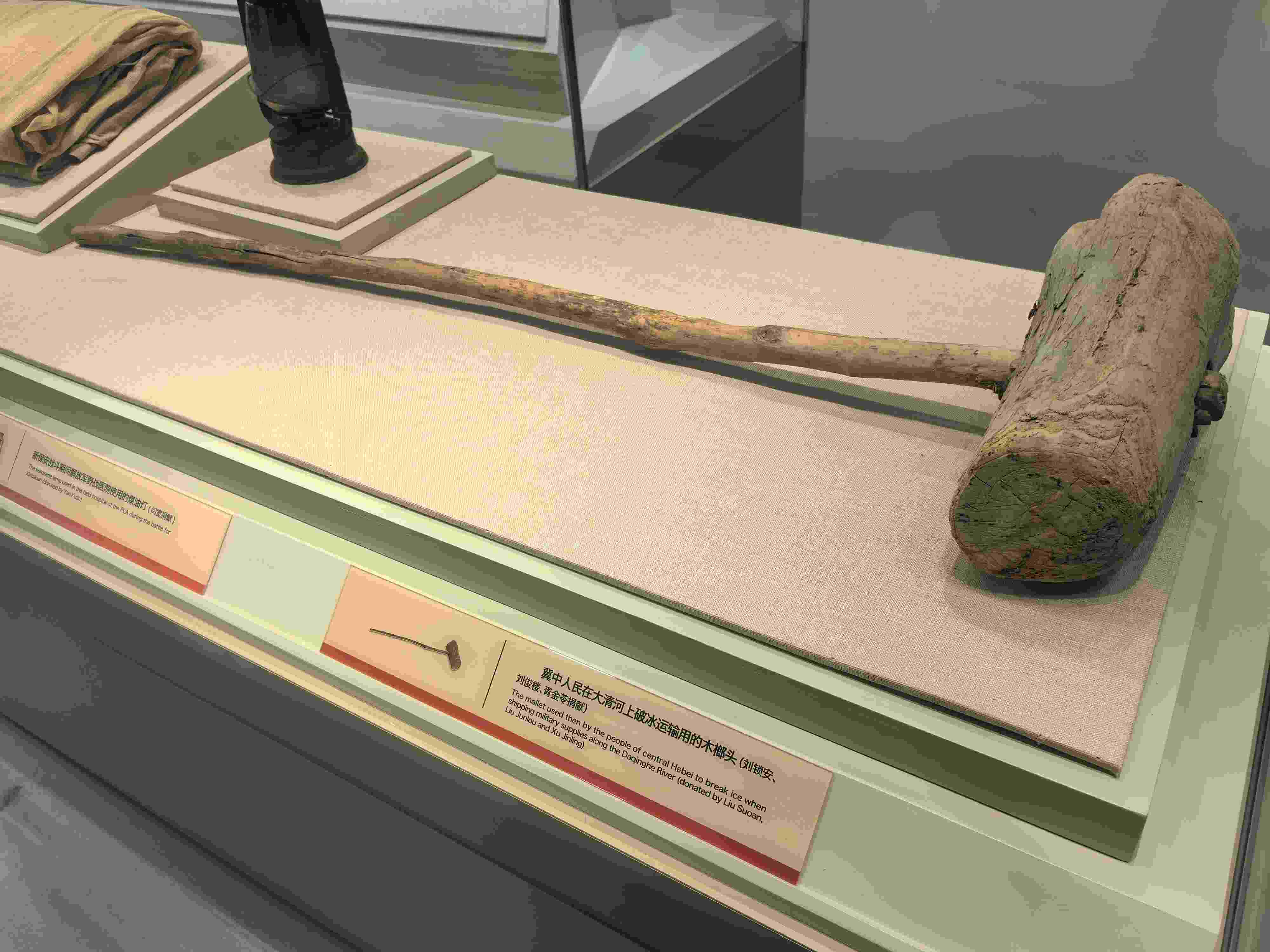 △冀中人民在大清河上破冰運(yùn)輸用的木榔頭。（總臺(tái)央廣記者潘毅拍攝）