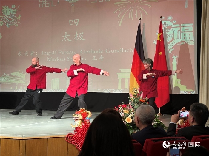 太極，表演者：Ingolf Peters、Gerlinde Gundlach、Markus Stüber