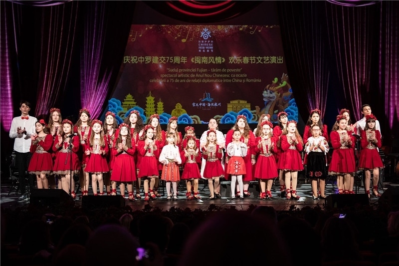 圖為羅小快板兒童合唱團在演唱中文歌曲。 中國駐羅大使館文化處供圖。