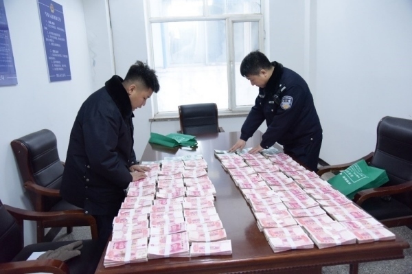 民警清點(diǎn)涉案資金。磐石市公安局供圖