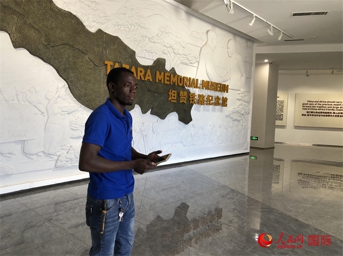 當(dāng)?shù)毓ぷ魅藛T向記者講解。人民網(wǎng)記者 黃培昭攝