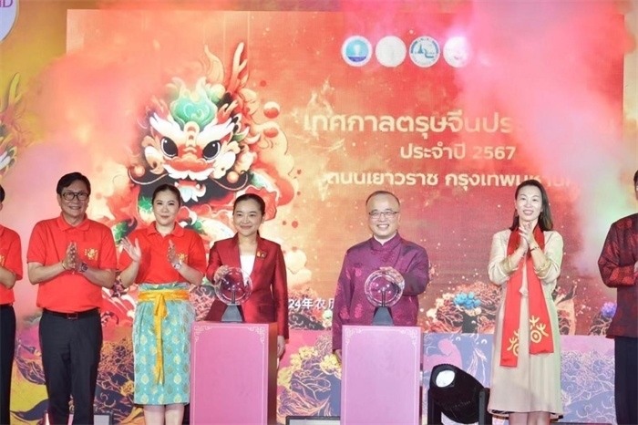 泰國旅游與體育部長素妲婉、中國駐泰國使館公使吳志武代表中泰雙方同時觸按水晶球點亮龍頭彩燈。中國駐泰國使館供圖