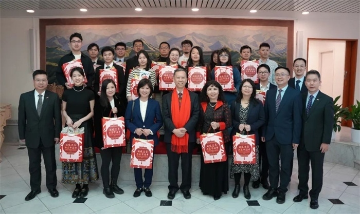 中國(guó)駐瑞典大使館崔愛(ài)民與留學(xué)生代表和華校負(fù)責(zé)人合影。 中國(guó)駐瑞典大使館供圖