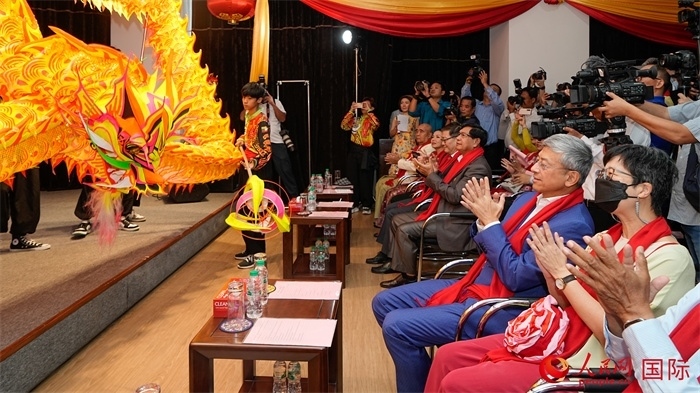 嘉賓觀看傳統(tǒng)舞龍表演。人民網(wǎng)記者 謝佳君攝