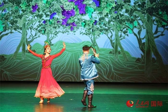 2日在阿聯(lián)酋迪拜舉行的大型音舞詩(shī)畫《新疆是個(gè)好地方》文藝演出。人民網(wǎng)記者 任皓宇攝