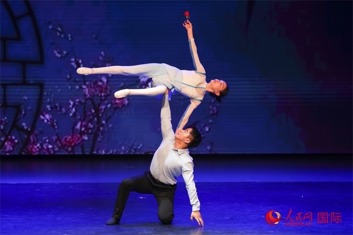 2日在阿聯(lián)酋迪拜舉行的大型音舞詩(shī)畫《新疆是個(gè)好地方》文藝演出。人民網(wǎng)記者 任皓宇攝