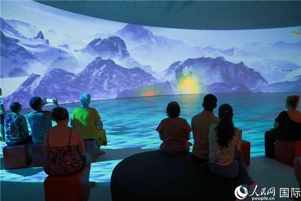 巴西民眾在活動現(xiàn)場觀賞“走進(jìn)中國：沉浸式體驗展”。人民網(wǎng)記者 陳海琪攝