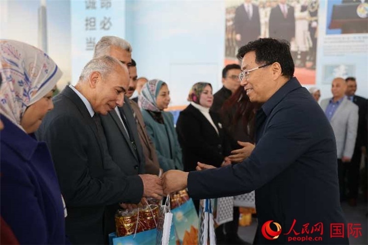 中建埃及分公司董事長常偉才為埃及師生發(fā)放新年禮包。人民網(wǎng)記者 黃培昭攝
