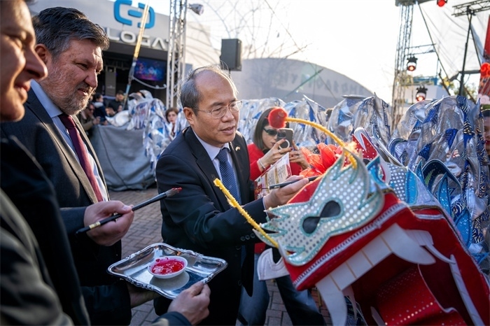 中國(guó)駐希臘大使館大使肖軍正與希方嘉賓為舞龍點(diǎn)睛?！吨邢r(shí)報(bào)》供圖