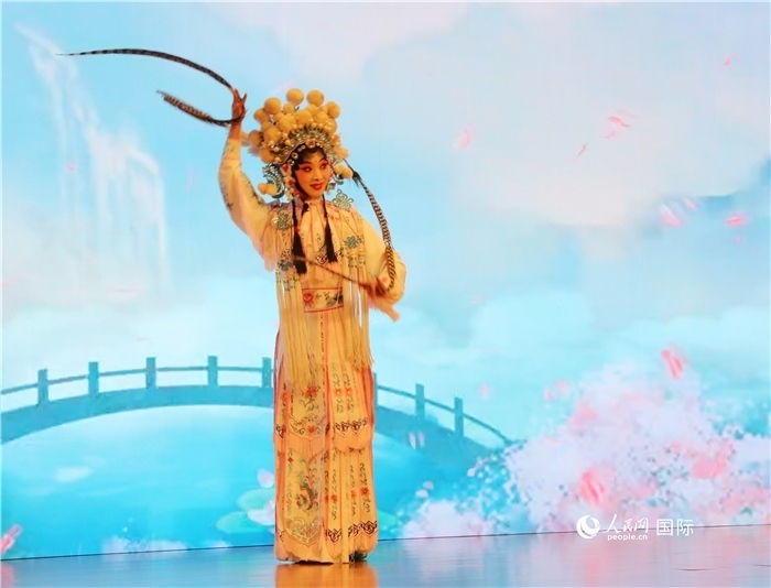 四川省成都市川劇研究院帶來(lái)了精彩的川劇演出。人民網(wǎng)記者 李志偉攝