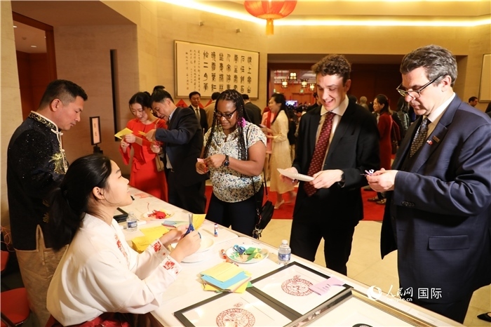 圖為美國(guó)民眾體驗(yàn)中國(guó)春節(jié)民俗。人民網(wǎng)記者 李志偉攝