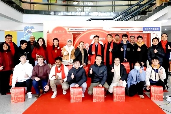 天津大學同學們收到新春大禮包。校方供圖