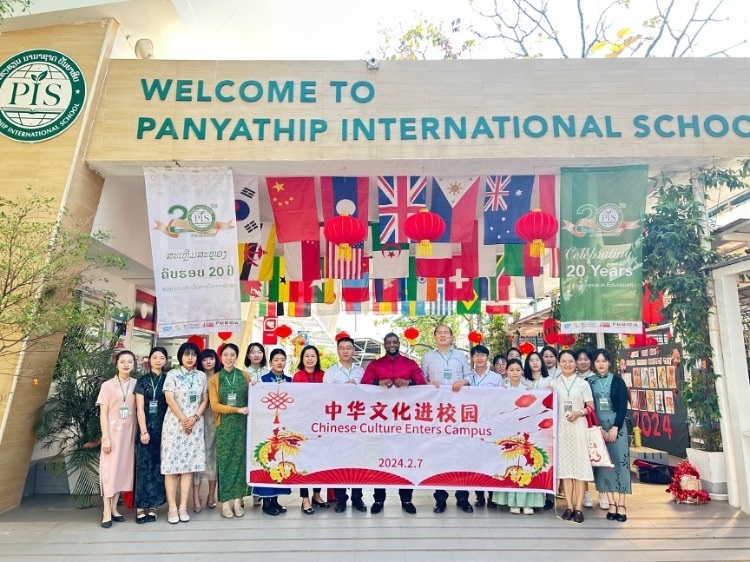 駐老撾使館政治處主任杜長青與白云碧國際學(xué)校校方、參會志愿者教師合影?；顒又鬓k方供圖