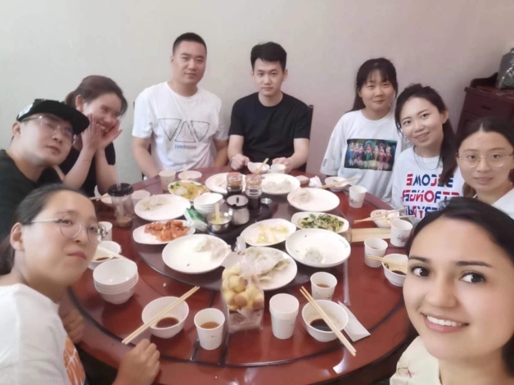 保拉與中國朋友在一起。圖片由受訪者提供