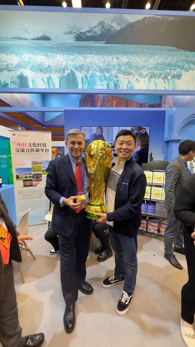 2022年，馬克西米與同事在上海。圖片由受訪者提供