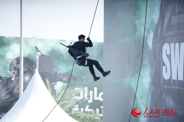 中國特警索降。人民網(wǎng) 塔里克·易卜拉欣攝