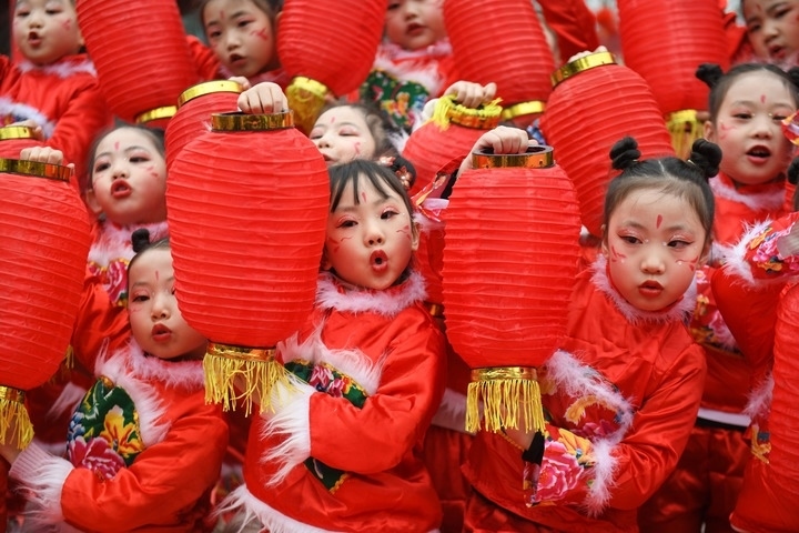 1月18日，四川省閬中市閬中古城，民間藝人和文藝工作者在表演節(jié)目歡度臘八節(jié)，喜迎農(nóng)歷新年。這是參演的小朋友在表演。新華社發(fā)（王玉貴 攝）