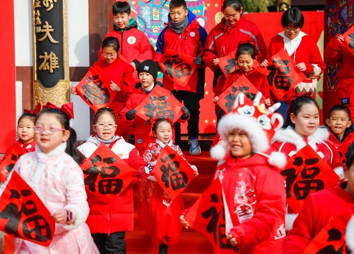 2月2日，小朋友在濟(jì)南五龍?zhí)毒皡^(qū)參加送福字活動(dòng)。新華社發(fā)（徐舟攝）