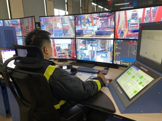 圖為寧波舟山港梅山港區(qū)遠(yuǎn)控操作室內(nèi)，橋吊司機(jī)在遠(yuǎn)程控制橋吊裝卸。新華社記者魏一駿 攝