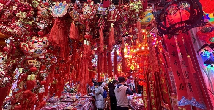 1月19日，市民在北京一商場(chǎng)內(nèi)選購(gòu)春節(jié)裝飾品。新華社記者李欣攝