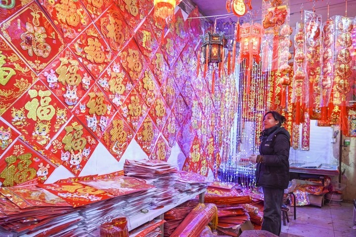 1月21日，在山西省晉中市平遙縣一家市場(chǎng)，市民在選購(gòu)年貨。新華社發(fā)（梁生仁攝）