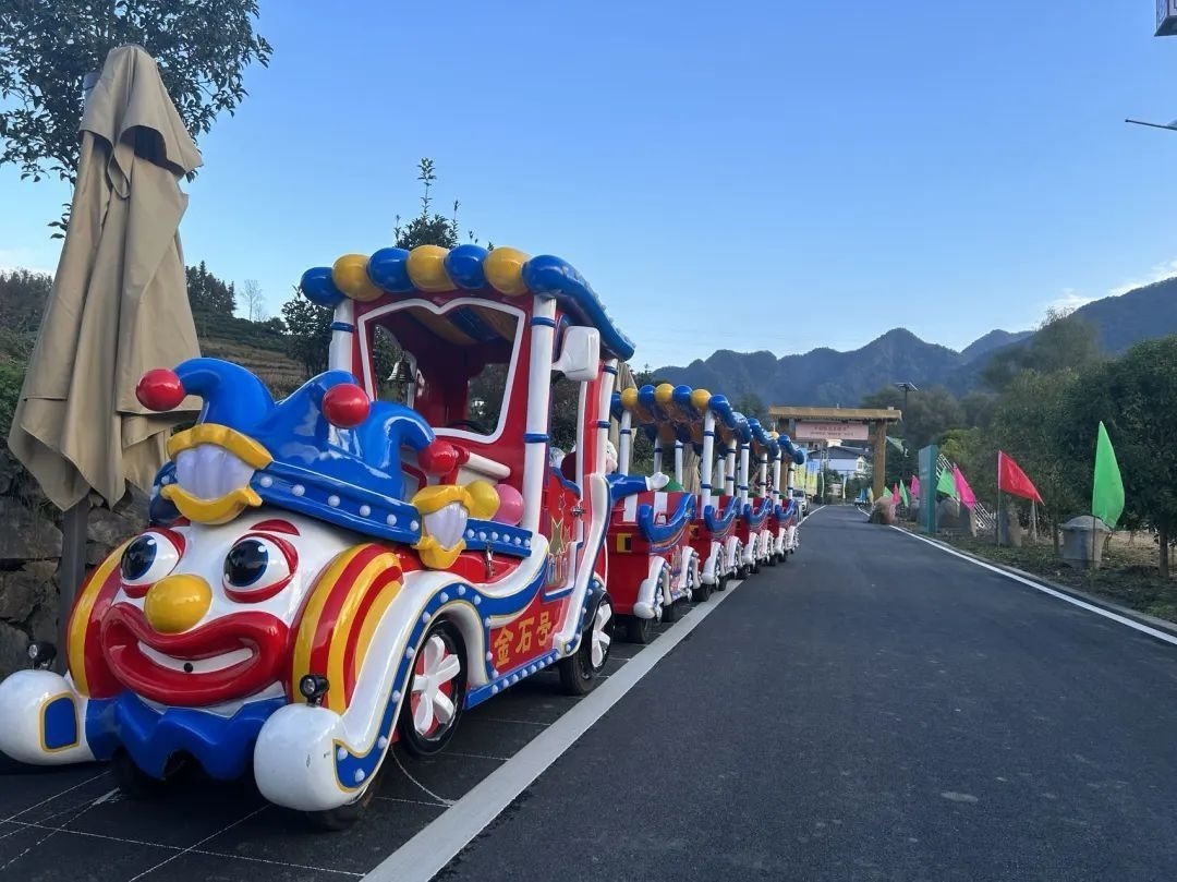 2023年10月，金石村集體出資購(gòu)買了兩輛無(wú)軌觀光小火車。紫陽(yáng)縣融媒體中心供圖