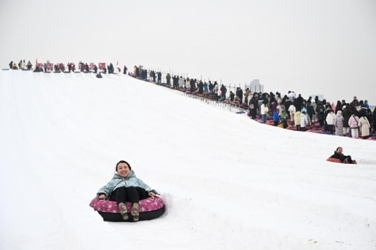 圖為1月18日，市民在內(nèi)蒙古賽馬場(chǎng)滑雪圈。新華社記者 貝赫 攝