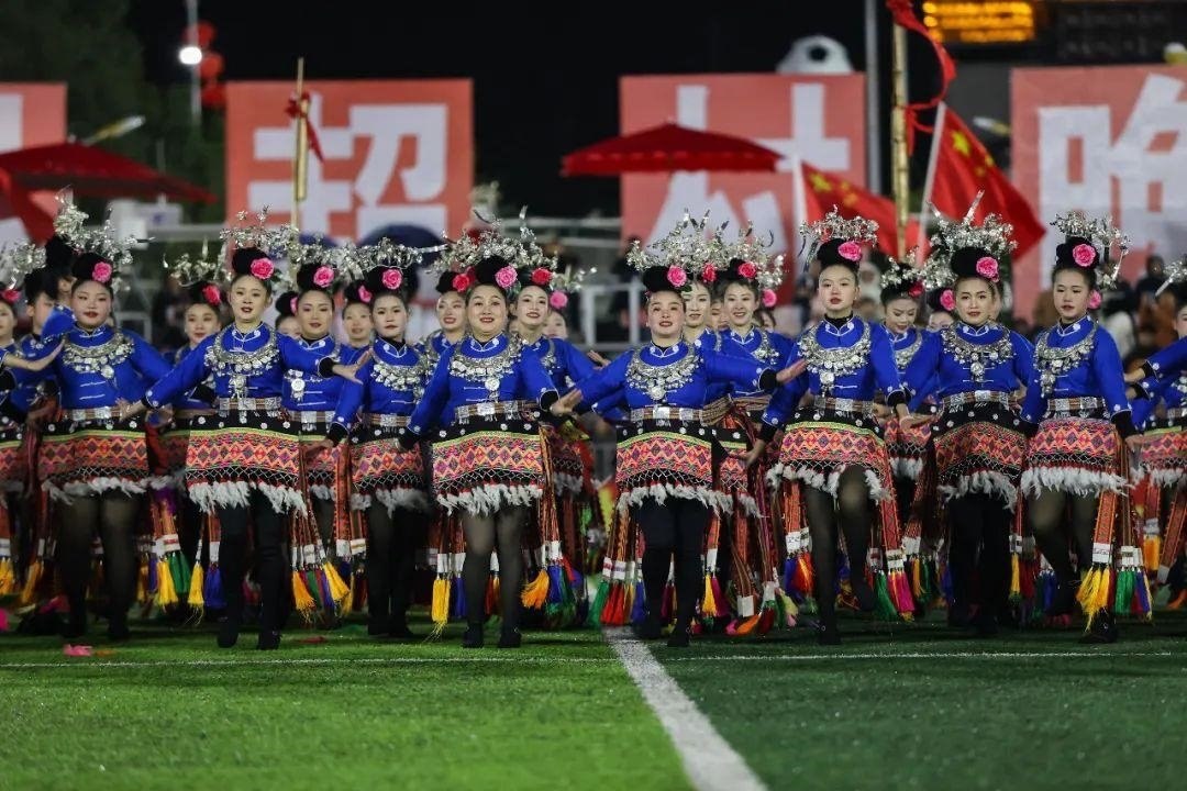 △2024年2月3日，2024年全國(guó)“村晚”示范展示活動(dòng)暨貴州“村超村晚”系列活動(dòng)之一的民族文化展演，在榕江縣“村超”足球場(chǎng)舉行。