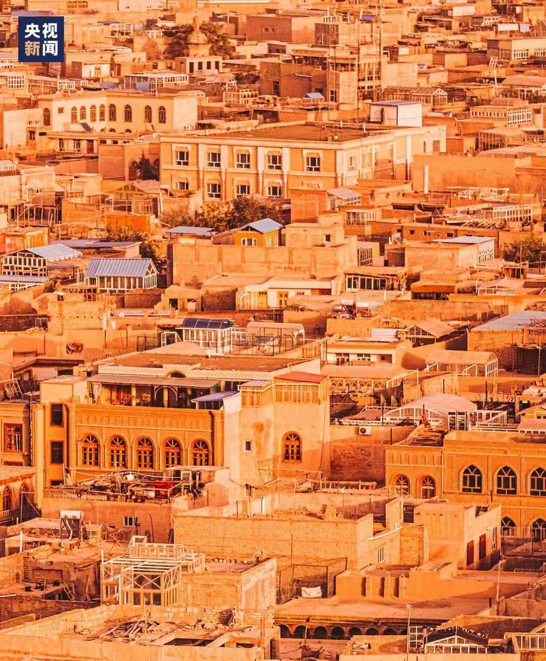 △喀什古城在天山和昆侖山的守護(hù)下，留住了千年前的樣子。