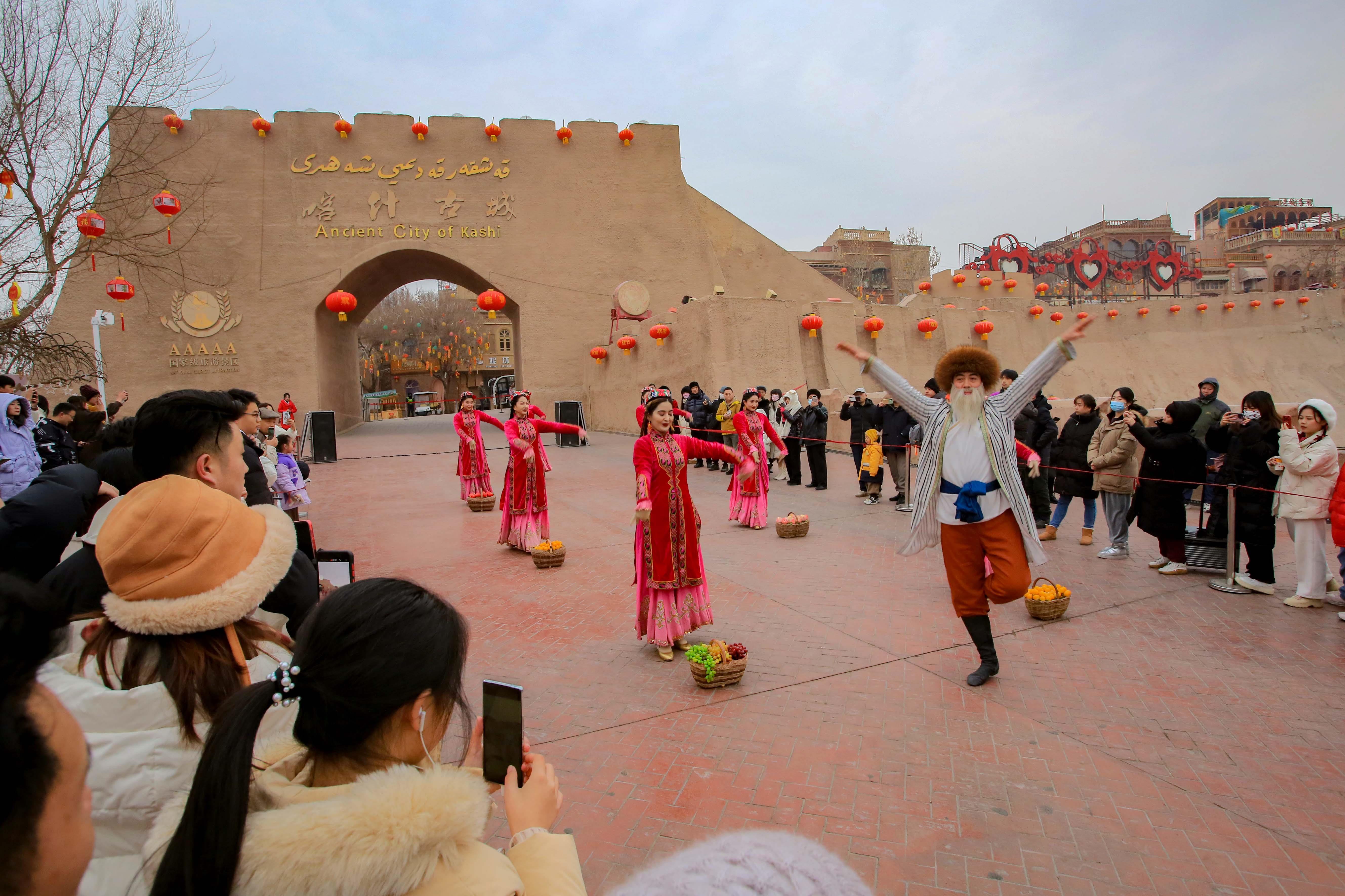 △2024年2月4日，演員在新疆喀什古城入城儀式上表演舞蹈。