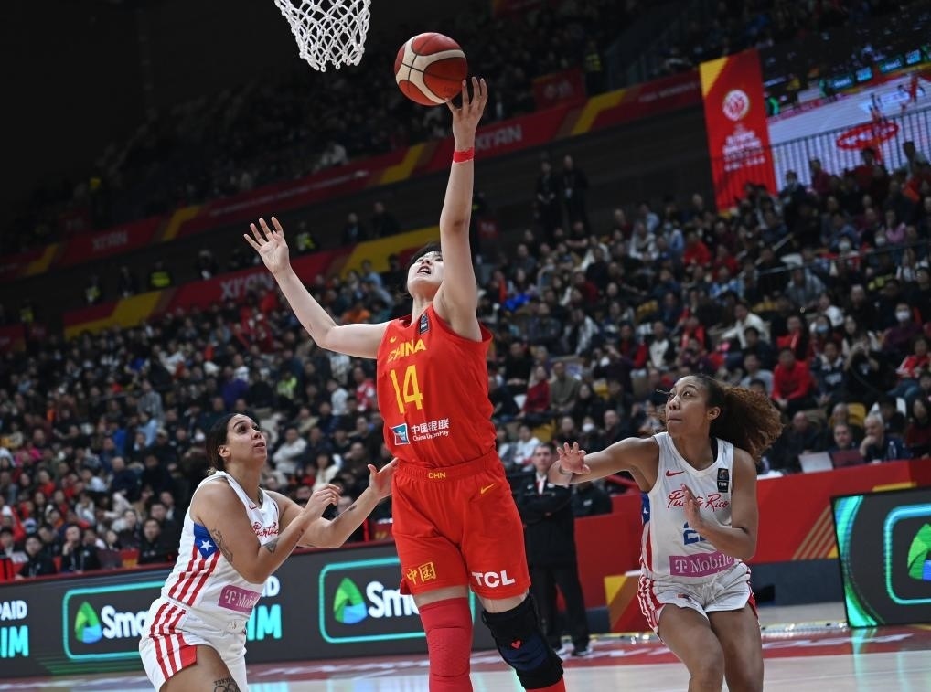 2月11日，中國隊球員李月汝（中）在比賽中上籃。新華社記者 李一博 攝