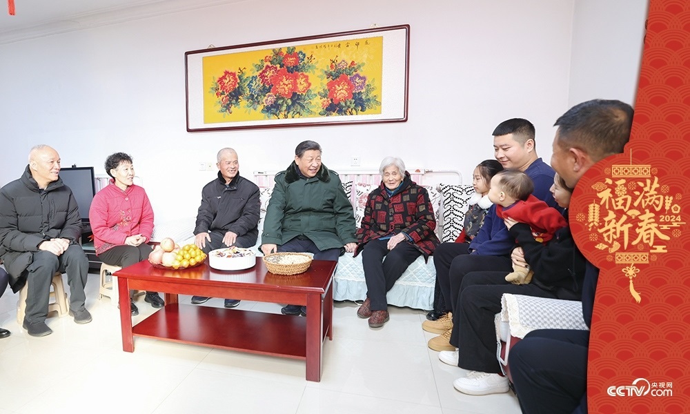 2024年2月1日，習(xí)近平總書記在天津市西青區(qū)辛口鎮(zhèn)第六埠村考察時，同村民杜洪剛一家人親切拉家常。