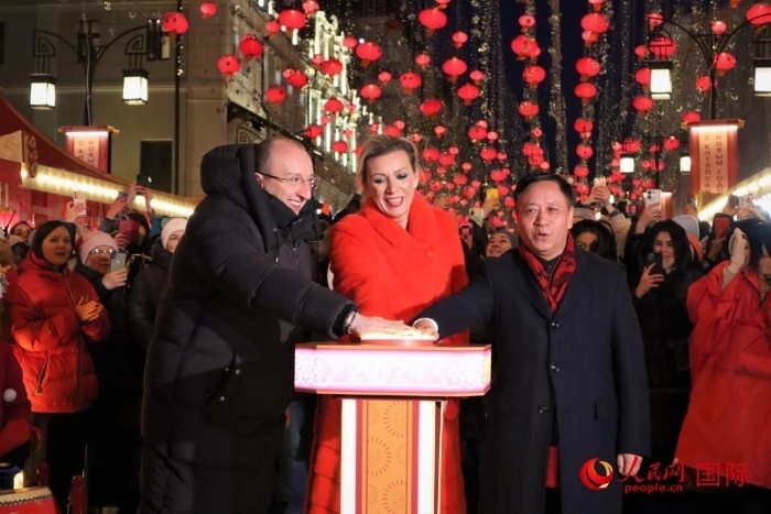 張漢暉、扎哈羅娃、科茲洛夫（從右至左）共同按下活動(dòng)啟動(dòng)按鈕。于子恒攝