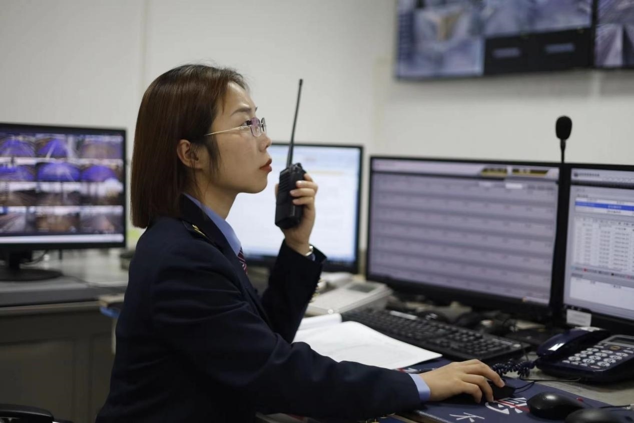 張華正在使用對講機(jī)溝通客運(yùn)工作情況。蔡紫妍攝